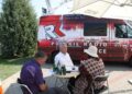 Ruda Maleniecka. Letni Raport Dnia. Ryszard Zawadzki - wiceprezes Świętokrzyskiego Stowarzyszenia Producentów Ryb Żywionych Metodą Tradycyjną Ziarnami Zbóż, Leszek Kuca - wójt gminy Ruda Maleniecka i Ewa Okońska - Radio Kielce / Krzysztof Bujnowicz / Radio Kielce