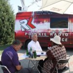 Ruda Maleniecka. Letni Raport Dnia. Ryszard Zawadzki - wiceprezes Świętokrzyskiego Stowarzyszenia Producentów Ryb Żywionych Metodą Tradycyjną Ziarnami Zbóż, Leszek Kuca - wójt gminy Ruda Maleniecka i Ewa Okońska - Radio Kielce / Krzysztof Bujnowicz / Radio Kielce