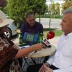 Ruda Maleniecka. Letni Raport Dnia. Ewa Okońska - Radio Kielce, Ryszard Zawadzki - wiceprezes Świętokrzyskiego Stowarzyszenia Producentów Ryb Żywionych Metodą Tradycyjną Ziarnami Zbóż i Leszek Kuca - wójt gminy Ruda Maleniecka / Krzysztof Bujnowicz / Radio Kielce