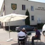 Ruda Maleniecka. Letni Raport Dnia. Leszek Kuca - wójt gminy Ruda Maleniecka, Ewa Okońska - Radio Kielce i Ryszard Zawadzki - wiceprezes Świętokrzyskiego Stowarzyszenia Producentów Ryb Żywionych Metodą Tradycyjną Ziarnami Zbóż / Krzysztof Bujnowicz / Radio Kielce