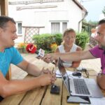 Letni Raport Dnia. Rafał Lorens - dyrektor Ośrodka Sportu i Rekreacji w Suchedniowie, Agnieszka Włodarczyk-Mazurek - Suchedniowski Ośrodek Kultury "Kuźnica" i Robert Szumielewicz - Radio Kielce / Krzysztof Bujnowicz / Radio Kielce