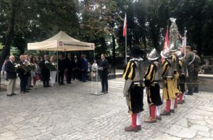 Sandomierz. 75. rocznica wybuchu Powstania Warszawskiego. Przemawia Marek Kwitek - poseł PiS / Grażyna Szlęzak - Wójcik / Radio Kielce