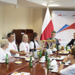 Spotkanie wojewody świętokrzyskiego Agaty Wojtyszek z podopiecznymi Świętokrzyskiego Stowarzyszenia Pomocy Osobom z Chorobą Parkinsona w Kielcach. W spotkaniu uczestniczył także senator Krzysztof Słoń / Daria Pycia / Radio Kielce