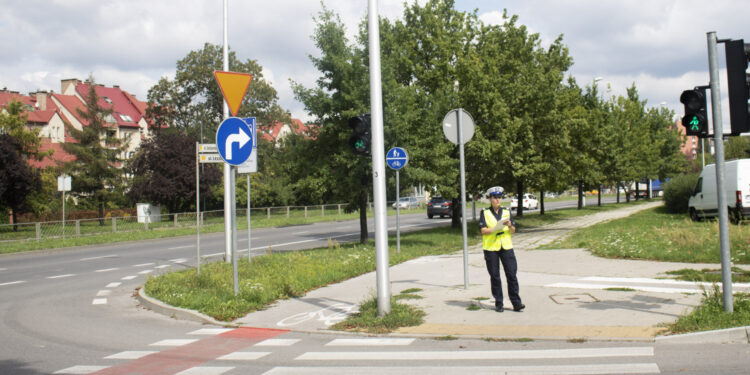 Policyjna kontrola w rejonie SP nr 15 w Kielcach / Daria Pycia / Radio Kielce