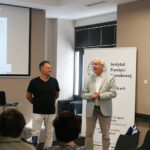 Kielce. Przebywający w Świętokrzyskiem Polacy z Obwodu Żytomierskiego na Ukrainie poznawali dziś historię kraju swoich przodków. W centrum edukacyjnym IPN „Przystanek Historia” wysłuchali wykładu o losach Polaków na Kresach. Na zdjęciu: Marek Jończyk, kielecka delegatura IPN oraz Waldemar Bartosz, prezes świętokrzyskiego stowarzyszenia „Wspólnota Polska” / Daria Pycia / Radio Kielce