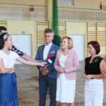 Na zdjęciu (od lewej): Krzysztof Słoń - senator PiS, Anna Krupka - wiceminister sportu i turystyki, Maria Tomaszewska - wicedyrektor SP im. Jana Pawła II w Mniowie i Piotr Wilczak - wójt gminy Mniów / Daria Pycia / Radio Kielce