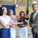 Na zdjęciu (od lewej): Anna Krupka - wiceminister sportu i turystyki, Maria Tomaszewska - wicedyrektor SP im. Jana Pawła II w Mniowie, Piotr Wilczak - wójt gminy Mniów / Daria Pycia / Radio Kielce