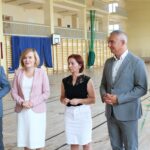 Na zdjęciu (od lewej): Krzysztof Słoń - senator PiS, Anna Krupka - wiceminister sportu i turystyki, Maria Tomaszewska – wicedyrektor SP im Jana Pawła II w Mniowie, Piotr Wilczak - wójt gminy Mniów i Michał Milcarz - zastępca wójta gminy Mniów / Daria Pycia / Radio Kielce