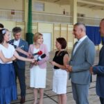 Na zdjęciu (od lewej): Krzysztof Słoń - senator PiS, Anna Krupka - wiceminister sportu i turystyki, Maria Tomaszewska – wicedyrektor SP im Jana Pawła II w Mniowie, Piotr Wilczak - wójt gminy Mniów i Michał Milcarz - zastępca wójta gminy Mniów / Daria Pycia / Radio Kielce