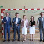 Na zdjęciu (od lewej): Michał Milcarz - zastępca wójta gminy Mniów, Krzysztof Słoń - senator PiS, Anna Krupka - wiceminister sportu i turystyki, Maria Tomaszewska – wicedyrektor SP im. Jana Pawła II w Mniowie i Piotr Wilczak - wójt gminy Mniów / Daria Pycia / Radio Kielce