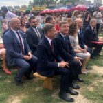 Szydłów. Uroczystości z okazji odzyskania praw miejskich. W pierwszym rzędzie siedzą: Andrzej Pruś - przewodniczący sejmiku województwa (drugi od lewej), Agata Wojtyszek - wojewoda świętokrzyski (trzecia od lewej) i Piotr Wawrzyk - wiceminister spraw zagranicznych (czwarty od lewej) / Radio Kielce