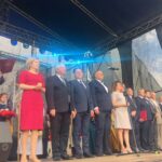 Szydłów. Uroczystości z okazji odzyskania praw miejskich. Na zdjęciu (od lewej): Andrzej Tuz - burmistrz Szydłowa, Anna Krupka - wiceminister sportu i turystyki, poseł Krzysztof Lipiec - PiS, Marek Kwitek - poseł PiS, poseł Adam Cyrański, wojewoda Agata Wojtyszek, Andrzej Pruś - przewodniczący sejmiku województwa i Piotr Wawrzyk - wiceminister spraw zagranicznych (czwarty od prawej) / Radio Kielce