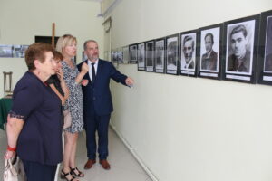 Wystawa prezentująca fotograficzny zapis tragicznych wydarzeń z sierpnia 1944 roku / Marta Gajda / Radio Kielce