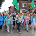 Około tysiąca pątników wyruszyło z Wiślicy w pielgrzymce diecezji kieleckiej na Jasną Górę / Marta Gajda / Radio Kielce