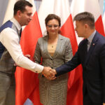 Przekazanie kolejnych promes dla świętokrzyskich samorządów. W przekazaniu uczestniczyła wojewoda świętokrzyski - Agata Wojtyszek oraz wicewojewoda świętokrzyski - Bartłomiej Dorywlski / Izabela Mortas / Radio Kielce