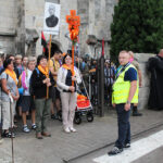 Około tysiąca pątników wyruszyło z Wiślicy w pielgrzymce diecezji kieleckiej na Jasną Górę / Marta Gajda / Radio Kielce