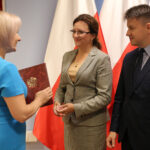 Przekazanie kolejnych promes dla świętokrzyskich samorządów. W przekazaniu uczestniczyła wojewoda świętokrzyski - Agata Wojtyszek oraz wicewojewoda świętokrzyski - Bartłomiej Dorywlski / Izabela Mortas / Radio Kielce