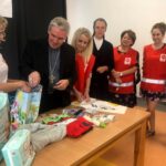 Sandomierz. Pakowanie plecaków w ramach akcji „Tornister pełen uśmiechów”. Na zdjęciu (drugi od lewej): biskup Krzysztof Nitkiewicz / Grażyna Szlęzak-Wójcik / Radio Kielce