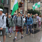 Około tysiąca pątników wyruszyło z Wiślicy w pielgrzymce diecezji kieleckiej na Jasną Górę / Marta Gajda / Radio Kielce