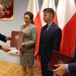 Przekazanie kolejnych promes dla świętokrzyskich samorządów. W przekazaniu uczestniczyła wojewoda świętokrzyski - Agata Wojtyszek oraz wicewojewoda świętokrzyski - Bartłomiej Dorywlski / Izabela Mortas / Radio Kielce