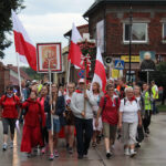 Około tysiąca pątników wyruszyło z Wiślicy w pielgrzymce diecezji kieleckiej na Jasną Górę / Marta Gajda / Radio Kielce