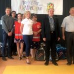Sandomierz. Pakowanie plecaków w ramach akcji „Tornister pełen uśmiechów”. Na zdjęciu (od prawej): ks.Bogusław Pitucha - dyrektor Caritas Diecezji Sandomierskiej i biskup Krzysztof Nitkiewicz / Grażyna Szlęzak-Wójcik / Radio Kielce