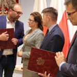 Przekazanie kolejnych promes dla świętokrzyskich samorządów. W przekazaniu uczestniczyła wojewoda świętokrzyski - Agata Wojtyszek oraz wicewojewoda świętokrzyski - Bartłomiej Dorywlski / Izabela Mortas / Radio Kielce