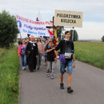 Około tysiąca pątników wyruszyło z Wiślicy w pielgrzymce diecezji kieleckiej na Jasną Górę / Marta Gajda / Radio Kielce