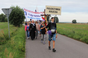 Około tysiąca pątników wyruszyło z Wiślicy w pielgrzymce diecezji kieleckiej na Jasną Górę / Marta Gajda / Radio Kielce