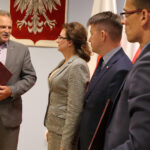 Przekazanie kolejnych promes dla świętokrzyskich samorządów. W przekazaniu uczestniczyła wojewoda świętokrzyski - Agata Wojtyszek oraz wicewojewoda świętokrzyski - Bartłomiej Dorywlski / Izabela Mortas / Radio Kielce