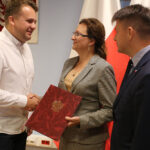 Przekazanie kolejnych promes dla świętokrzyskich samorządów. W przekazaniu uczestniczyła wojewoda świętokrzyski - Agata Wojtyszek oraz wicewojewoda świętokrzyski - Bartłomiej Dorywlski / Izabela Mortas / Radio Kielce