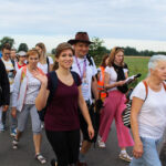 Około tysiąca pątników wyruszyło z Wiślicy w pielgrzymce diecezji kieleckiej na Jasną Górę / Marta Gajda / Radio Kielce