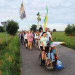 Około tysiąca pątników wyruszyło z Wiślicy w pielgrzymce diecezji kieleckiej na Jasną Górę / Marta Gajda / Radio Kielce