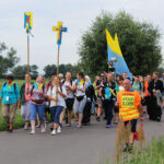 Około tysiąca pątników wyruszyło z Wiślicy w pielgrzymce diecezji kieleckiej na Jasną Górę / Marta Gajda / Radio Kielce