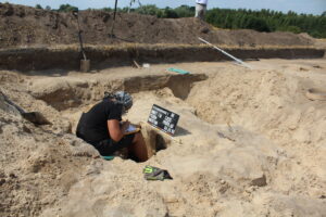 W Rzemienowicach pod lasem w gminie Opatowiec trwają prace archeologiczne. / Marta Gajda / Radio Kielce