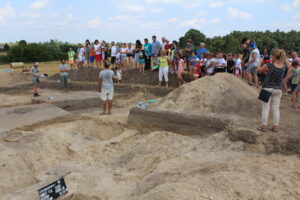 W Rzemienowicach pod lasem w gminie Opatowiec trwają prace archeologiczne. / Marta Gajda / Radio Kielce