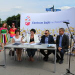 Podpisanie umowy z wykonawcą na rozbudowę Europejskiego Centrum Bajki w Pacanowie. Na zdjęciu: Małgorzata Rudnicka – kierownik oddziału kultury w Urzędzie Marszałkowskim Województwa Świętokrzyskiego, Karolina Kępczyk – dyrektor Europejskiego Centrum Bajki w Pacanowie, Artur Nadrzewia - przedstawiciel firmy Perfect, Marek Strzała - wiceprzewodniczący sejmiku województwa świętokrzyskiego / Marta Gajda / Radio Kielce