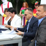 Podpisanie umowy z wykonawcą na rozbudowę Europejskiego Centrum Bajki w Pacanowie. Na zdjęciu: Małgorzata Rudnicka – kierownik oddziału kultury w Urzędzie Marszałkowskim Województwa Świętokrzyskiego, Karolina Kępczyk – dyrektor Europejskiego Centrum Bajki w Pacanowie, Artur Nadrzewia - przedstawiciel firmy Perfect, Marek Strzała - wiceprzewodniczący sejmiku województwa świętokrzyskiego / Marta Gajda / Radio Kielce