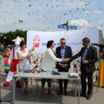 Podpisanie umowy z wykonawcą na rozbudowę Europejskiego Centrum Bajki w Pacanowie. Na zdjęciu: Małgorzata Rudnicka – kierownik oddziału kultury w Urzędzie Marszałkowskim Województwa Świętokrzyskiego, Karolina Kępczyk – dyrektor Europejskiego Centrum Bajki w Pacanowie, Artur Nadrzewia - przedstawiciel firmy Perfect, Marek Strzała - wiceprzewodniczący sejmiku województwa świętokrzyskiego / Marta Gajda / Radio Kielce