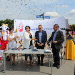 Podpisanie umowy z wykonawcą na rozbudowę Europejskiego Centrum Bajki w Pacanowie. Na zdjęciu: Małgorzata Rudnicka – kierownik oddziału kultury w Urzędzie Marszałkowskim Województwa Świętokrzyskiego, Karolina Kępczyk – dyrektor Europejskiego Centrum Bajki w Pacanowie, Artur Nadrzewia - przedstawiciel firmy Perfect, Marek Strzała - wiceprzewodniczący sejmiku województwa świętokrzyskiego / Marta Gajda / Radio Kielce