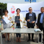 Podpisanie umowy z wykonawcą na rozbudowę Europejskiego Centrum Bajki w Pacanowie. Na zdjęciu: Małgorzata Rudnicka – kierownik oddziału kultury w Urzędzie Marszałkowskim Województwa Świętokrzyskiego, Karolina Kępczyk – dyrektor Europejskiego Centrum Bajki w Pacanowie, Artur Nadrzewia - przedstawiciel firmy Perfect, Marek Strzała - wiceprzewodniczący sejmiku województwa świętokrzyskiego / Marta Gajda / Radio Kielce