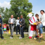 Na zdjęciu: Artur Nadrzewia - przedstawiciel firmy Perfect, Wiesław Skop - burmistrz Pacanowa, , Marek Strzała - wiceprzewodniczący sejmiku województwa świętokrzyskiego, Małgorzata Rudnicka – kierownik oddziału kultury w Urzędzie Marszałkowskim Województwa Świętokrzyskiego, Karolina Kępczyk – dyrektor Europejskiego Centrum Bajki w Pacanowie / Marta Gajda / Radio Kielce