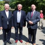 Busko. Konferencja PiS. Na zdjęciu (od lewej): poseł Krzysztof Lipiec, prof. Krzysztof Bielecki - kandydat PiS do Sejmu i Jan Bartosik - pełnomocnik struktur powiatowych PiS w Busku / Marta Gajda / Radio Kielce