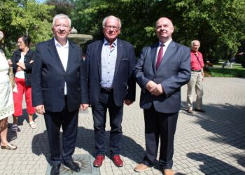 Busko. Konferencja PiS. Na zdjęciu (od lewej): poseł Krzysztof Lipiec, prof. Krzysztof Bielecki - kandydat PiS do Sejmu i Jan Bartosik - pełnomocnik struktur powiatowych PiS w Busku / Marta Gajda / Radio Kielce