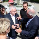 Busko. Konferencja PiS. Na zdjęciu (od lewej): poseł Krzysztof Lipiec i prof. Krzysztof Bielecki - kandydat PiS do Sejmu / Marta Gajda / Radio Kielce