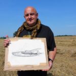 Pole miedzy Krzczonowem, a Kociną w gminie Opatowiec. Poszukiwania szczątków Liberatora B24L. Piotr Karsznia  - rysownik ze Stowarzyszenia „Wizna 1939” / Marta Gajda / Radio Kielce