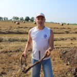 Pole miedzy Krzczonowem, a Kociną w gminie Opatowiec. Poszukiwania szczątków Liberatora B24L. Adam Jarkiewicz - społeczny komitet upamiętnienia pilotów, poległych w katastrofie bombowca / Marta Gajda / Radio Kielce