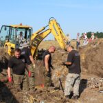 Pole miedzy Krzczonowem, a Kociną w gminie Opatowiec. Poszukiwania szczątków Liberatora B24L / Marta Gajda / Radio Kielce