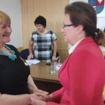 Barbara Cedro otrzymała Złoty Medal za Długoletnią Służbę z rąk wojewody świętokrzyskiego Agaty Wojtyszek / Izabela Mortas / Radio Kielce