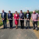 Symboliczne przecięcie wstęgi na jednej z wyremontowanych dróg w gminie Bałtów / Dorota Klusek / Radio Kielce